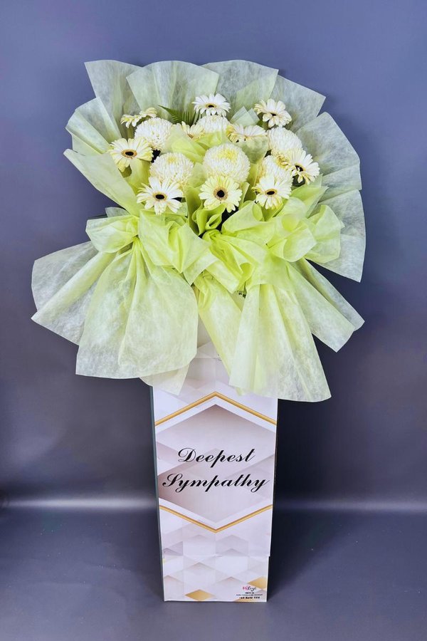 Image 33: Lasting Memories Sympathy Wreath